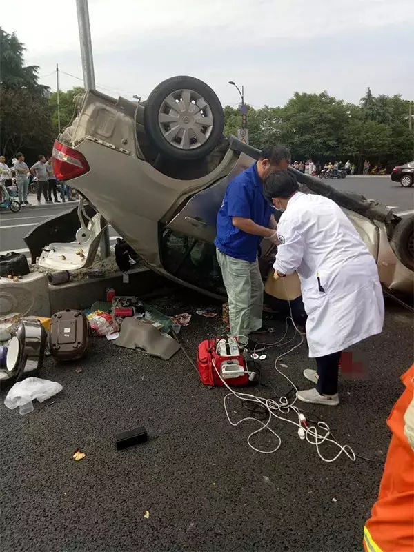 不值！小車(chē)四腳朝天司機(jī)身亡 死者只為偷幾罐奶粉