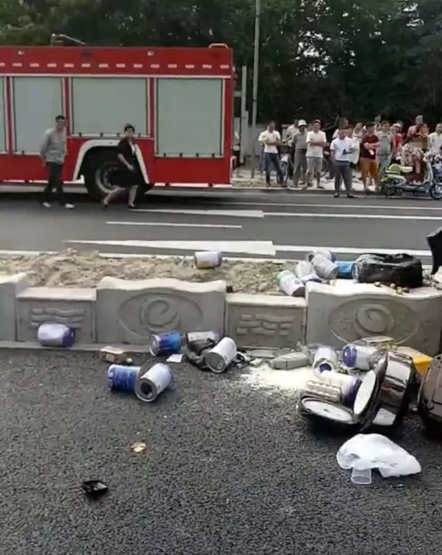 不值！小車(chē)四腳朝天司機(jī)身亡 死者只為偷幾罐奶粉