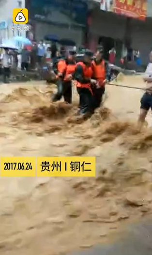 圖為6月24日，貴州銅仁多個(gè)區(qū)縣遭暴雨襲擊。