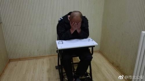  打人男子。圖片來源：青島市公安局市北分局官方微博