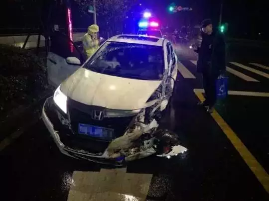 今天凌晨，杭州一對(duì)環(huán)衛(wèi)工夫婦被車撞進(jìn)錢塘江