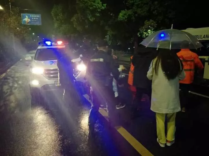 今天凌晨，杭州一對(duì)環(huán)衛(wèi)工夫婦被車撞進(jìn)錢塘江