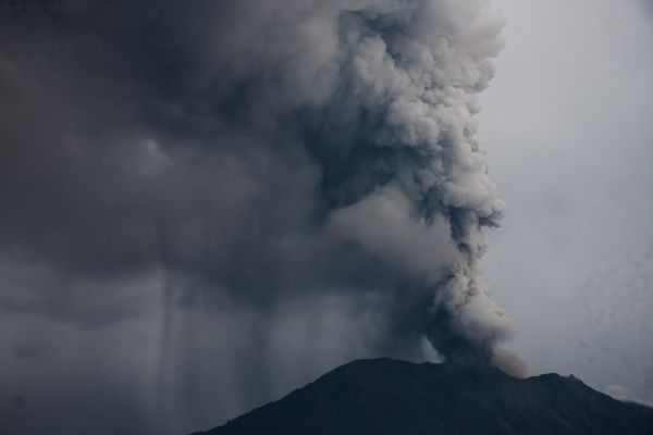 這是11月28日在印度尼西亞巴厘島拍攝的噴發(fā)火山灰的阿貢火山。新華社發(fā)