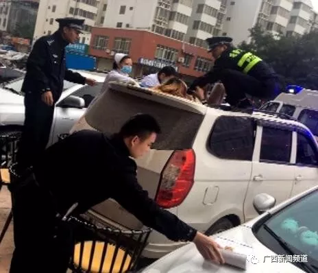 ▲女子跌落至一面包車車頂，民警和醫(yī)護(hù)人員將其救下。