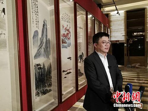 北京保利拍賣執(zhí)行董事趙旭在當(dāng)晚接受采訪。<a target='_blank'  _fcksavedurl='http://www.chinanews.com/' _fcksavedurl='http://www.chinanews.com/' >中新網(wǎng)</a>記者 宋宇晟 攝