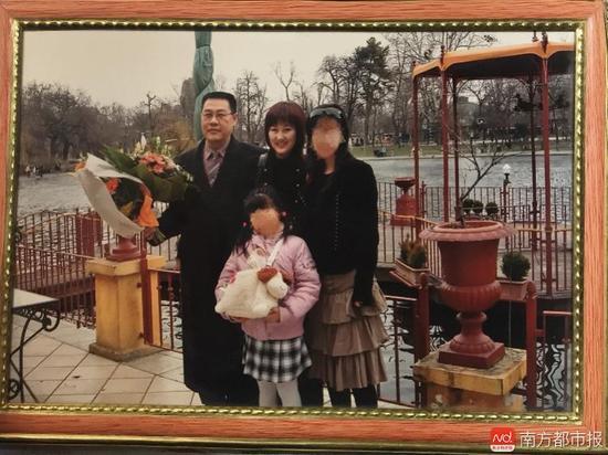 回國之前的張津華和王煥凱，兩個可愛的女兒，一家四口曾經(jīng)幸福的生活。