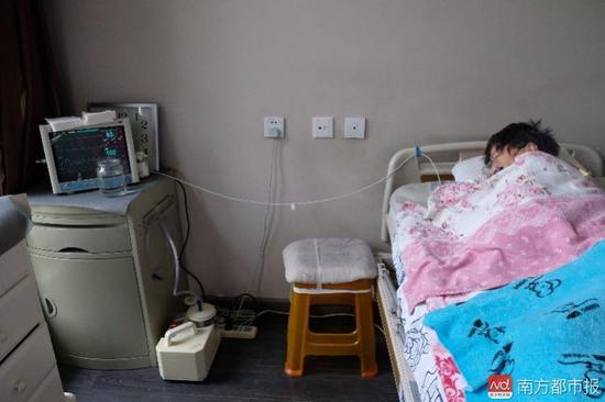 為了照顧張津華，家人把家里的房間變成了病房。氧氣管、心電圖、呼吸機、排痰機、鼻飼管、藥柜……（羅逸爵 攝）