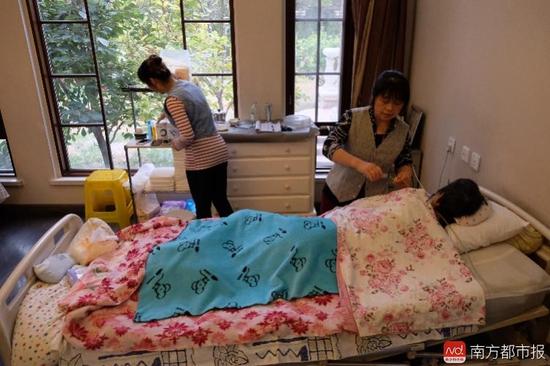 臥床九年不醒的張津華，家人雇傭了多名護工照顧，前后花了將近600萬。