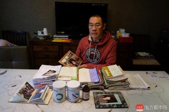 王煥凱及家人這些年照顧張津華做的護理記錄。（羅逸爵 攝）