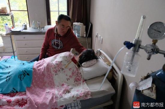 氧氣的轟隆聲，一刻不停地在這個家里“吵”了九年多。（羅逸爵 攝）