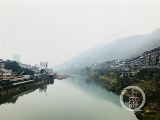 △赤水河兩岸的茅臺鎮(zhèn)有著超過2000家白酒經(jīng)營戶。