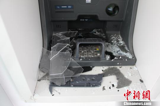 被砸的ATM機。萬山警方提供
