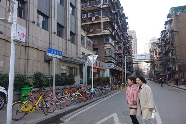 上海路的兩邊，大多是一些老房子。
