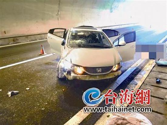 小車在龍巖高速隧道內(nèi)翻車，擋風(fēng)玻璃脫落。 臺海網(wǎng) 圖