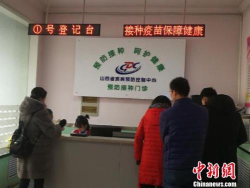 當日，山西省疾病預(yù)防控制中心門診部擠滿了前來接種和咨詢四價宮頸癌疫苗的女性。 范麗芳 攝