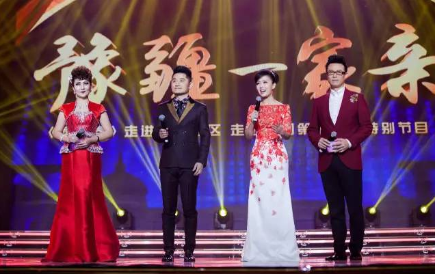 主持人：白燕升、龐曉戈、關(guān)楓、熱娜·古麗（從右到左）