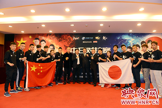 參加對(duì)抗賽的中日選手合影