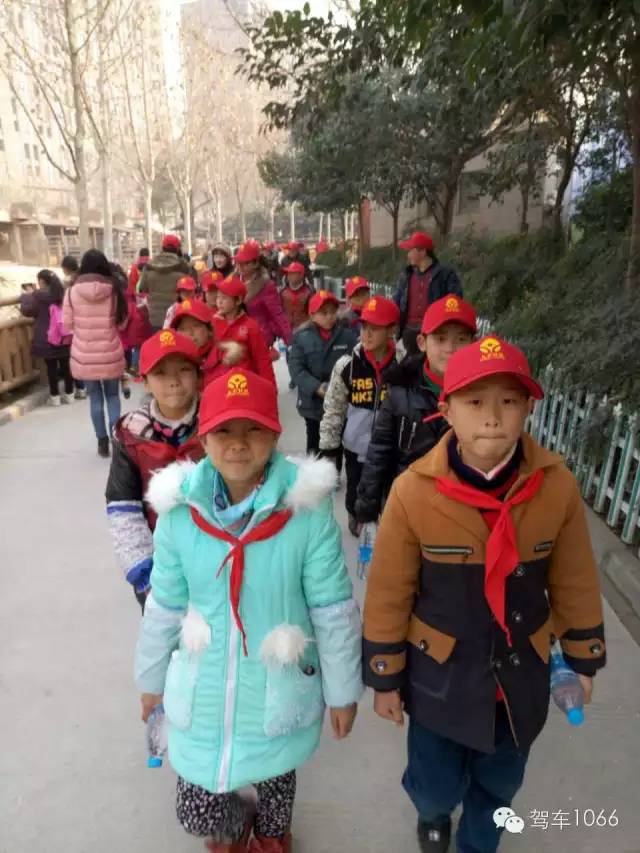 脖子上戴著紅領(lǐng)巾，頭上頂著小紅帽，排著整齊的隊(duì)伍——出發(fā)！