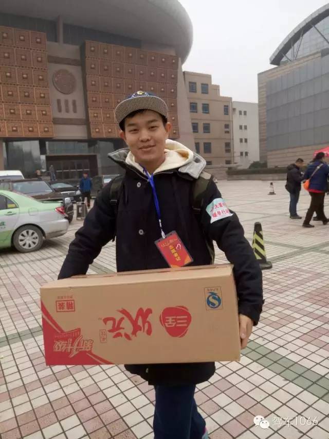 河南電臺(tái)1066主持人小澤，搬送愛心餃子。