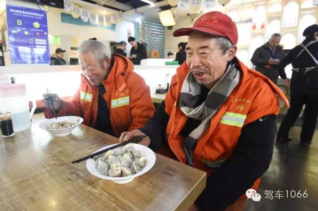 部分環(huán)衛(wèi)工在下班后來到76人老燴面吃到熱乎乎的餃子。