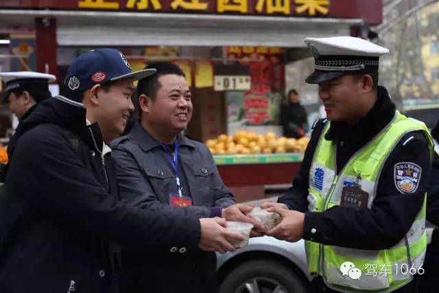 新華社攝影記者李博，也隨我們1066小分隊(duì)一路同行他也為我們記錄下了一幕幕溫暖的瞬間。