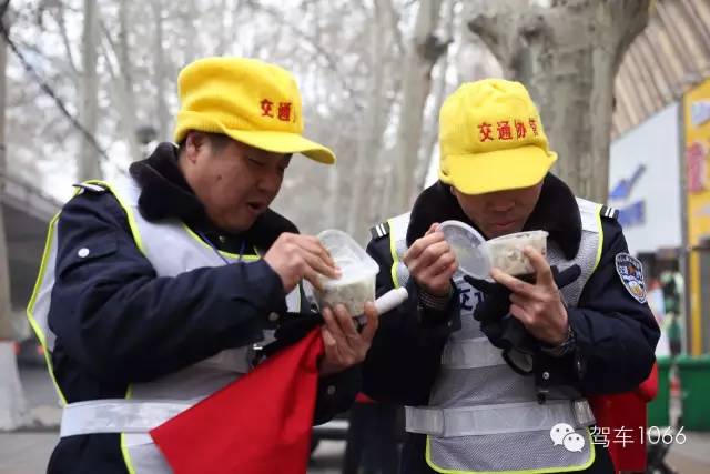 1066小分隊(duì)和志愿者來到金水路文化路，給這里執(zhí)勤的交警和協(xié)管送去暖心餃子。