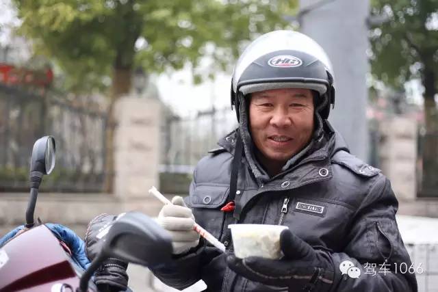 1066小分隊(duì)來到紫荊山（摩的司機(jī)、出租車司機(jī)、市民)，給他們送去餃子。