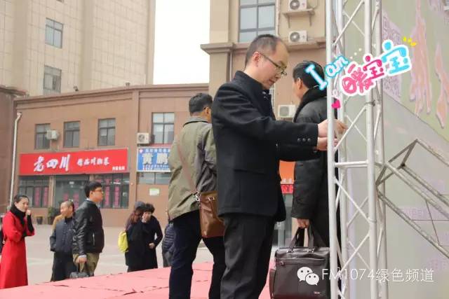 寒江副總監(jiān)親力親為，事無巨細(xì)。偶像真是暖暖惹人愛呢！