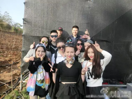 能認(rèn)出幾位超女？王佳月和其他兩位超女本周就要前往長(zhǎng)沙咯