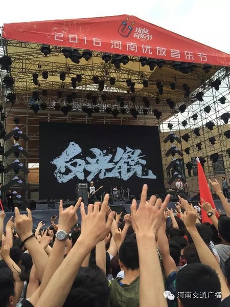 這么多朋友！默契的舉著一個手勢！