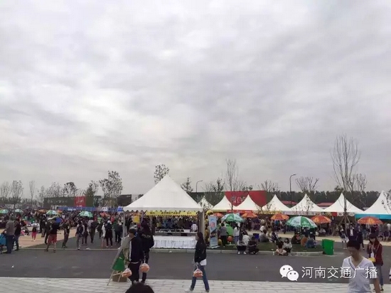 雖然天空已經(jīng)烏云密布，但大家的熱情絲毫不減！