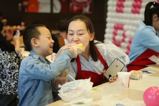 首次下廚的小男子漢，最想分享的人當然是最愛的媽媽
