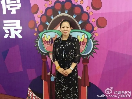 河南大愛(ài)劇團(tuán)代表張艷紅講述自己帶領(lǐng)團(tuán)里的演員參與挑戰(zhàn)的故事。