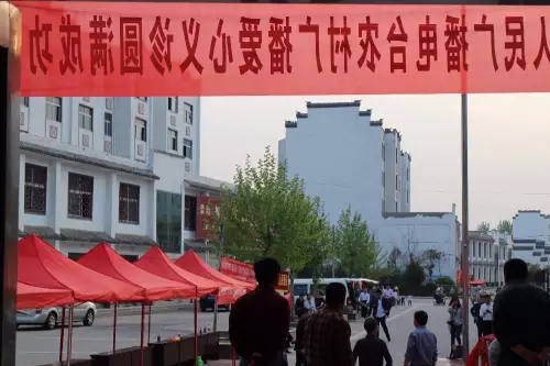 在大家的齊心努力下，終于在天黑前將第二天義診活動場地搭建好了。