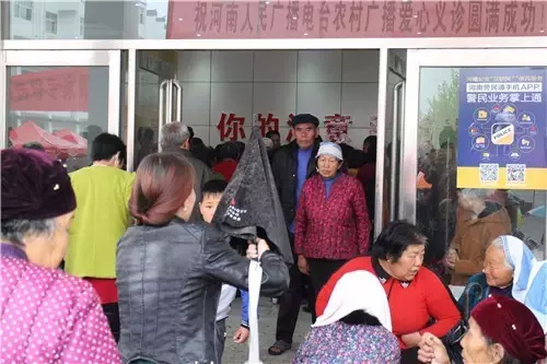 現(xiàn)場真是的人山人海，只能用太火爆三個(gè)字形容了！