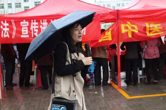 《健康河南》主播柳青也一直在雨中，不畏寒冷，引導(dǎo)大家排隊(duì)掛號，指路，排憂解難……
