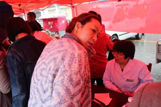 了解到有老人看病不方便，河南電臺1074綠色頻道活動小組欒老師將醫(yī)生請到老人身邊，親自為她診斷。