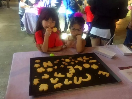 烤制好的餅干，發(fā)揮想象力，畫上美麗的圖案