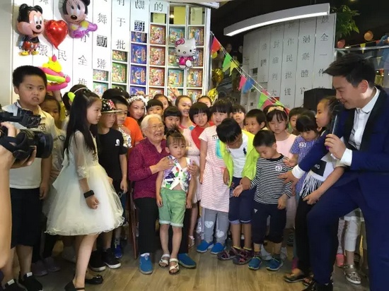 　　豫劇表演藝術(shù)家高潔老師和孩子們?cè)谝黄?，講述自己和戲曲的故事，祝福所有的小朋友節(jié)日快樂。