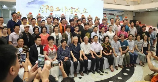 諸多藝術(shù)家和社會各界人士以及唐派弟子、戲迷到場祝賀