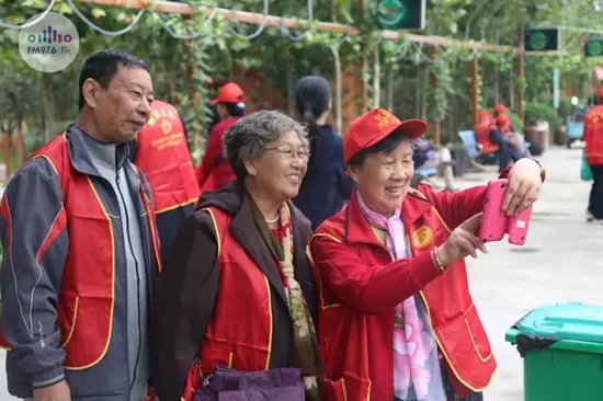 爺爺奶奶叔叔阿姨被盛運(yùn)莊園的景致吸引，紛紛拍照留影
