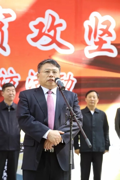 省委宣傳部副部長、省新聞出版廣電局局長朱夏炎宣布《打贏脫貧攻堅戰(zhàn)》大型采訪活動正式啟動。