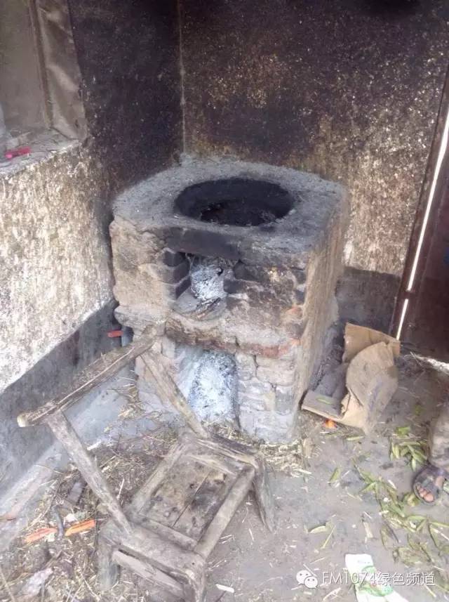 走訪另一個貧困家庭，進去之后才知道什么是真正的一貧如洗、家徒四壁。