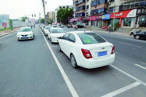 鄭州首創(chuàng)“內(nèi)嵌式”停車位長啥樣？ 市民直呼沒見過