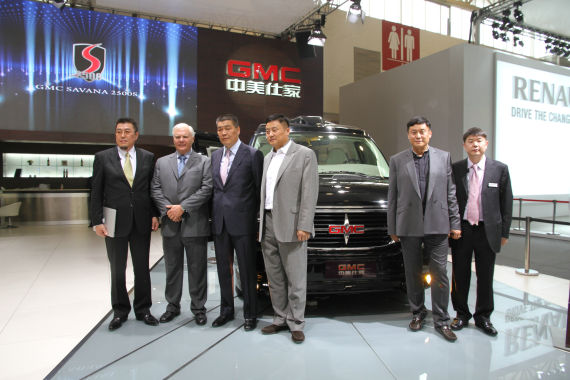 北京國際車展上，全新GMC S系列頂級商務車在亞太區(qū)首發(fā)。圖為企業(yè)領導與新車合影。