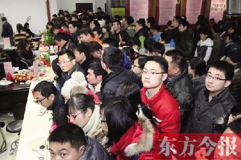 昨日上午，鄭州市金水區(qū)民政局婚姻登記處，領證的新人擠滿了辦證大廳