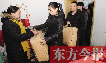 昨天下午，多位東方今報(bào)愛心讀者前往鄭州市困難戶家中贈(zèng)送棉被