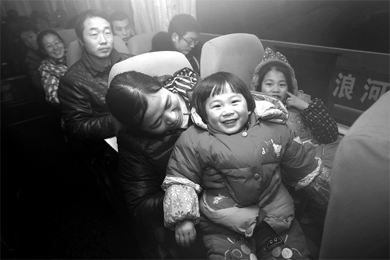 坐上愛心大巴，乘客滿臉喜悅
