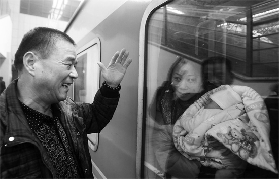車要開了，史振星揮手向女兒懷中的外孫告別。女兒帶著剛剛出生43天的孩子，要到千里之外湖南的婆婆家過新