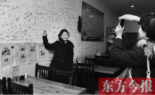 東方今報“一碗面的溫暖”還在延續(xù)，媒體和愛心人士的吃面接力熱情不減。